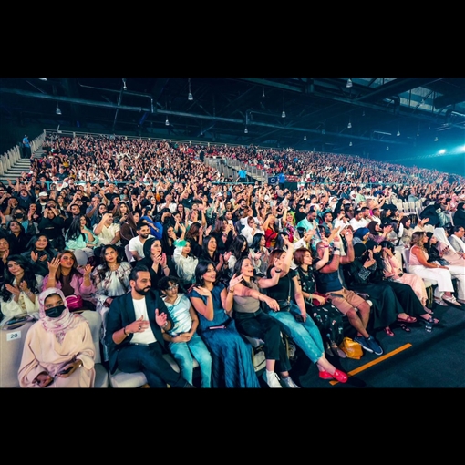 أول ظهور لـ تامر حسني بعد تعرضه لإصابة في قدمه لقطات من حفله بالبحرين