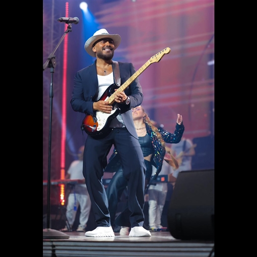 أول ظهور لـ تامر حسني بعد تعرضه لإصابة في قدمه لقطات من حفله بالبحرين