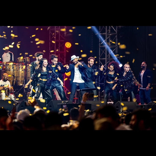 أول ظهور لـ تامر حسني بعد تعرضه لإصابة في قدمه لقطات من حفله بالبحرين