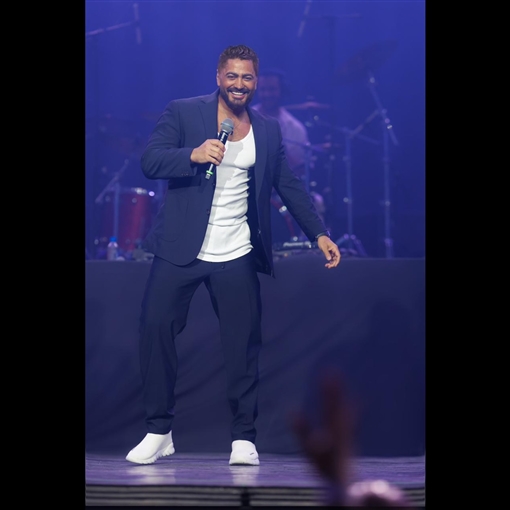 أول ظهور لـ تامر حسني بعد تعرضه لإصابة في قدمه لقطات من حفله بالبحرين