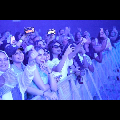 أول ظهور لـ تامر حسني بعد تعرضه لإصابة في قدمه لقطات من حفله بالبحرين