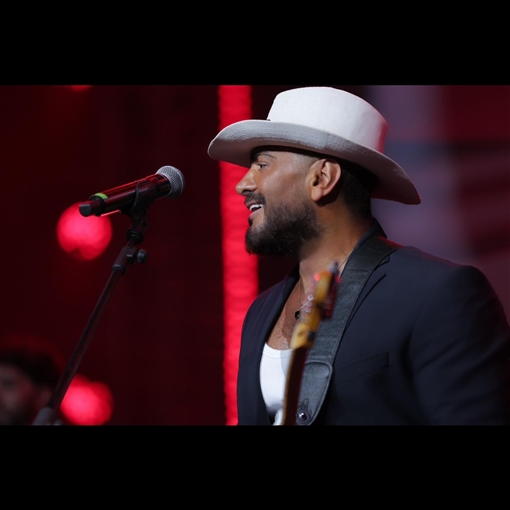 أول ظهور لـ تامر حسني بعد تعرضه لإصابة في قدمه لقطات من حفله بالبحرين