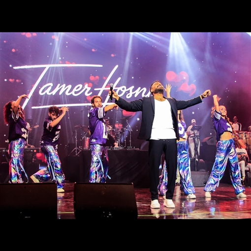 أول ظهور لـ تامر حسني بعد تعرضه لإصابة في قدمه لقطات من حفله بالبحرين