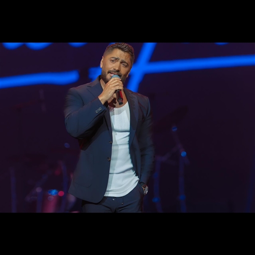 أول ظهور لـ تامر حسني بعد تعرضه لإصابة في قدمه لقطات من حفله بالبحرين