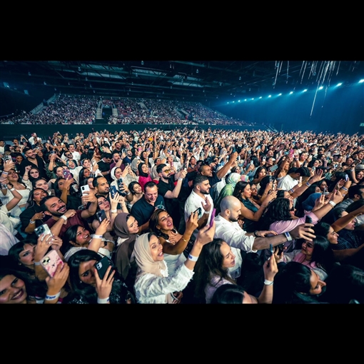 أول ظهور لـ تامر حسني بعد تعرضه لإصابة في قدمه لقطات من حفله بالبحرين