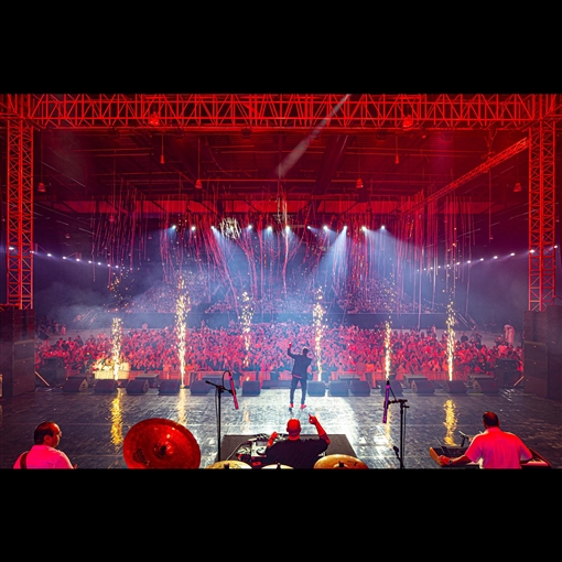 أول ظهور لـ تامر حسني بعد تعرضه لإصابة في قدمه لقطات من حفله بالبحرين