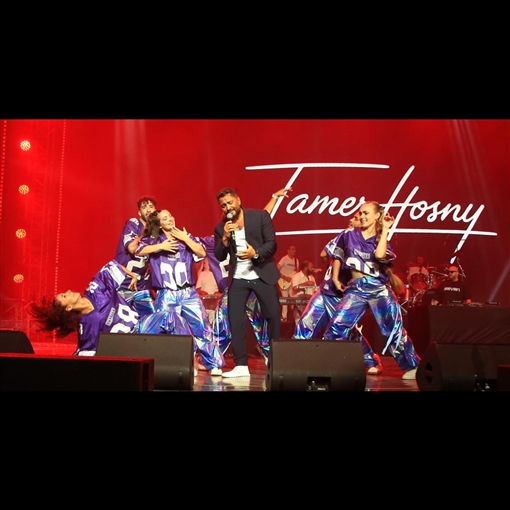 أول ظهور لـ تامر حسني بعد تعرضه لإصابة في قدمه لقطات من حفله بالبحرين