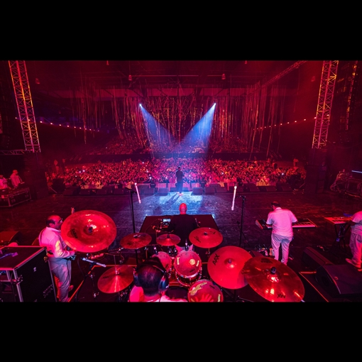 أول ظهور لـ تامر حسني بعد تعرضه لإصابة في قدمه لقطات من حفله بالبحرين