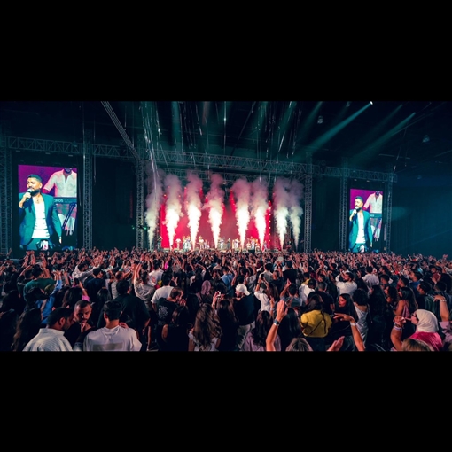 أول ظهور لـ تامر حسني بعد تعرضه لإصابة في قدمه لقطات من حفله بالبحرين