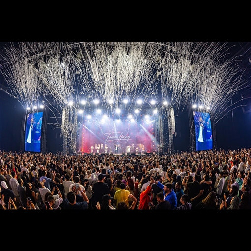 أول ظهور لـ تامر حسني بعد تعرضه لإصابة في قدمه لقطات من حفله بالبحرين