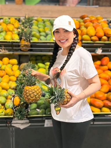 عبير صبري بإطلالة كاجوال وحقيبة من Louis Vuitton في رحلة للتسوق من أجل الدايت