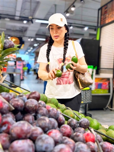 عبير صبري بإطلالة كاجوال وحقيبة من Louis Vuitton في رحلة للتسوق من أجل الدايت