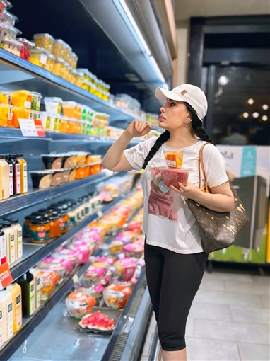 عبير صبري بإطلالة كاجوال وحقيبة من Louis Vuitton في رحلة للتسوق من أجل الدايت