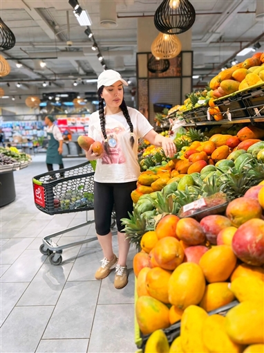 عبير صبري بإطلالة كاجوال وحقيبة من Louis Vuitton في رحلة للتسوق من أجل الدايت