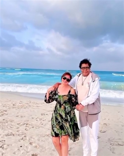 إلهام شاهين ومحمد منير يستمتعان بوقتهما على الشاطئ على أنغام أنا بعشق البحر 