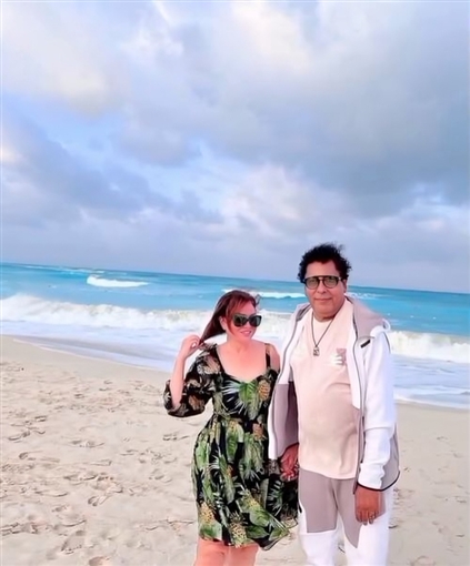 إلهام شاهين ومحمد منير يستمتعان بوقتهما على الشاطئ على أنغام أنا بعشق البحر 