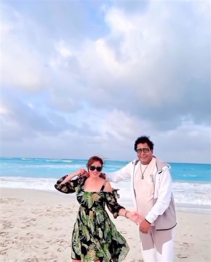 إلهام شاهين ومحمد منير يستمتعان بوقتهما على الشاطئ على أنغام أنا بعشق البحر 