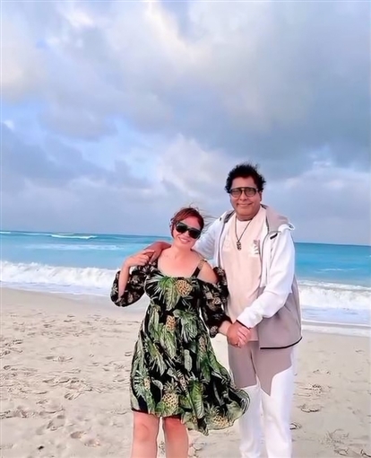 إلهام شاهين ومحمد منير يستمتعان بوقتهما على الشاطئ على أنغام أنا بعشق البحر 