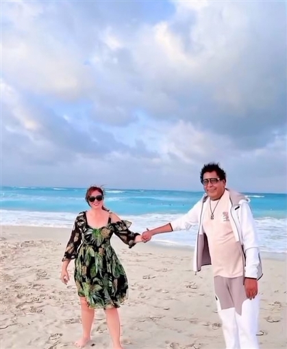 إلهام شاهين ومحمد منير يستمتعان بوقتهما على الشاطئ على أنغام أنا بعشق البحر 