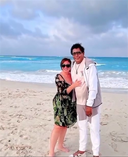 إلهام شاهين ومحمد منير يستمتعان بوقتهما على الشاطئ على أنغام أنا بعشق البحر 