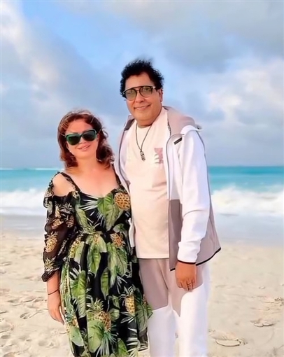 إلهام شاهين ومحمد منير يستمتعان بوقتهما على الشاطئ على أنغام أنا بعشق البحر 