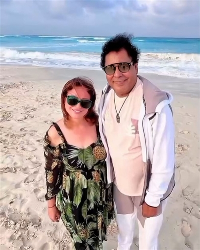 إلهام شاهين ومحمد منير يستمتعان بوقتهما على الشاطئ على أنغام أنا بعشق البحر 