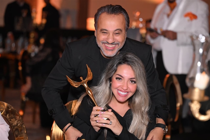 إيهاب فهمي يحتفل مع زوجته بجائزة إش إش ... مهرجان الفضائيات العربية يكرم عبد العاطي 