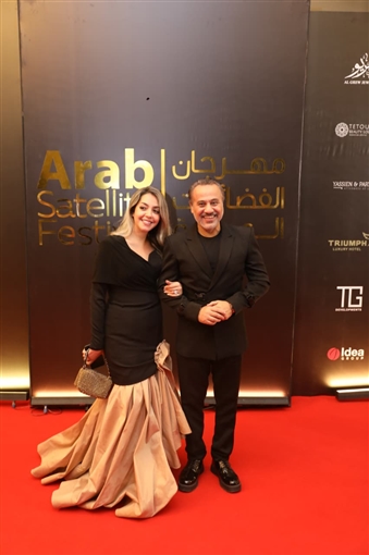 إيهاب فهمي يحتفل مع زوجته بجائزة إش إش ... مهرجان الفضائيات العربية يكرم عبد العاطي 