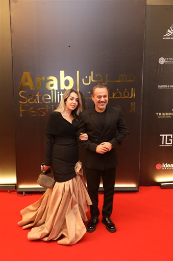 إيهاب فهمي يحتفل مع زوجته بجائزة إش إش ... مهرجان الفضائيات العربية يكرم عبد العاطي 