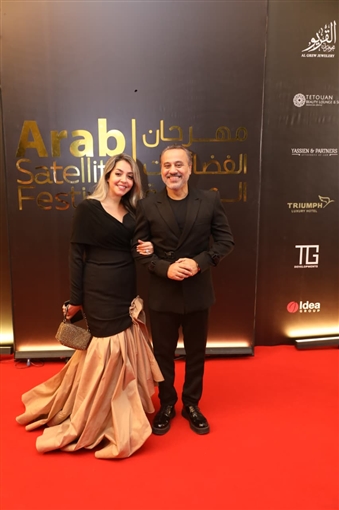 إيهاب فهمي يحتفل مع زوجته بجائزة إش إش ... مهرجان الفضائيات العربية يكرم عبد العاطي 