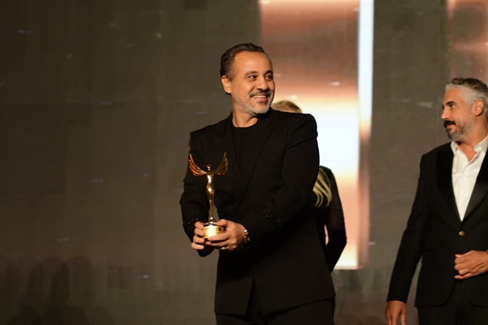 إيهاب فهمي يحتفل مع زوجته بجائزة إش إش ... مهرجان الفضائيات العربية يكرم عبد العاطي 