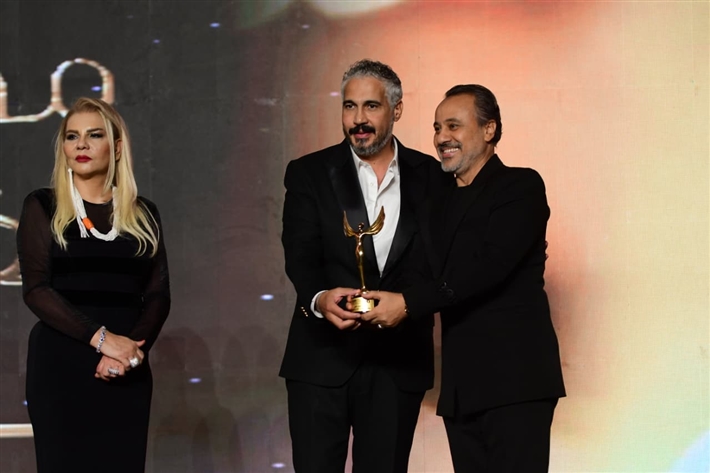 إيهاب فهمي يحتفل مع زوجته بجائزة إش إش ... مهرجان الفضائيات العربية يكرم عبد العاطي 