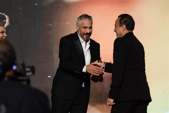 إيهاب فهمي يحتفل مع زوجته بجائزة إش إش ... مهرجان الفضائيات العربية يكرم عبد العاطي 