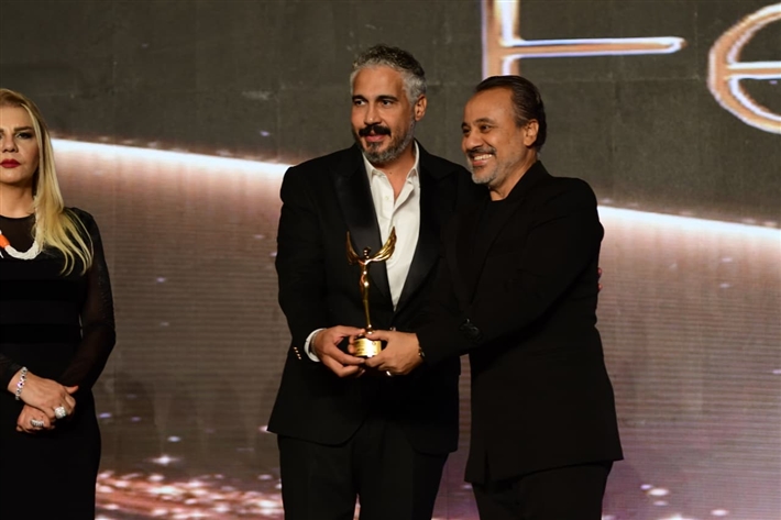 إيهاب فهمي يحتفل مع زوجته بجائزة إش إش ... مهرجان الفضائيات العربية يكرم عبد العاطي 