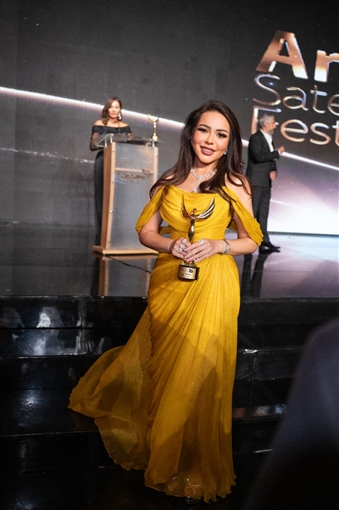  شرطة_الموضة: أسما إبراهيم بفستان أصفر أنيق سعره 153 ألف جنيها وساعة مرصعة بالماسات في مهرجان الفضائيات العربية