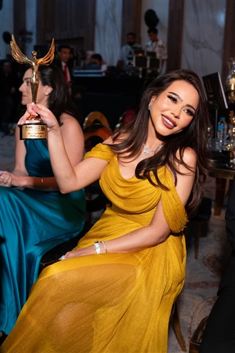  شرطة_الموضة: أسما إبراهيم بفستان أصفر أنيق سعره 153 ألف جنيها وساعة مرصعة بالماسات في مهرجان الفضائيات العربية