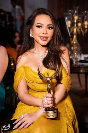  شرطة_الموضة: أسما إبراهيم بفستان أصفر أنيق سعره 153 ألف جنيها وساعة مرصعة بالماسات في مهرجان الفضائيات العربية