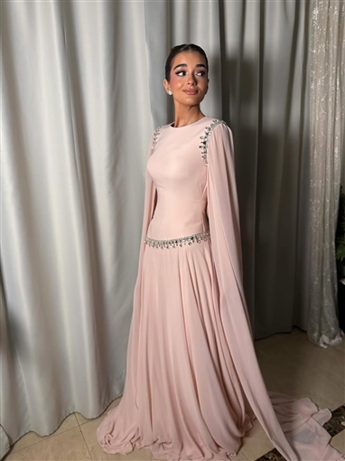 ملك أحمد زاهر بفستان وردي مطرز بكريستالات في حفل جوائز الفضائيات العربية