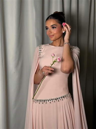 ملك أحمد زاهر بفستان وردي مطرز بكريستالات في حفل جوائز الفضائيات العربية