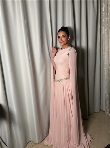 ملك أحمد زاهر بفستان وردي مطرز بكريستالات في حفل جوائز الفضائيات العربية