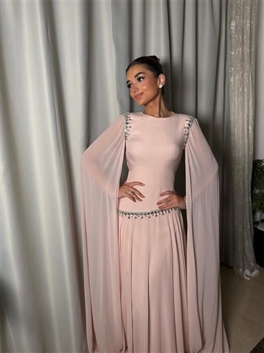 ملك أحمد زاهر بفستان وردي مطرز بكريستالات في حفل جوائز الفضائيات العربية