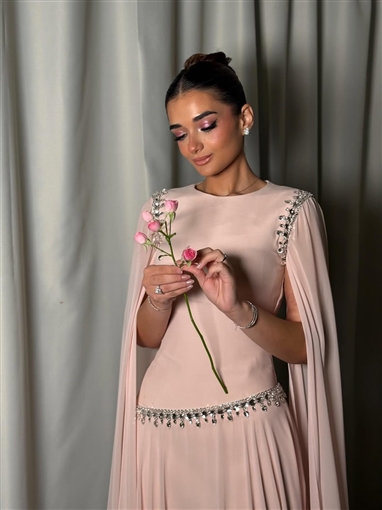 ملك أحمد زاهر بفستان وردي مطرز بكريستالات في حفل جوائز الفضائيات العربية