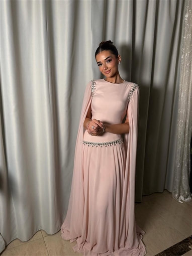 ملك أحمد زاهر بفستان وردي مطرز بكريستالات في حفل جوائز الفضائيات العربية