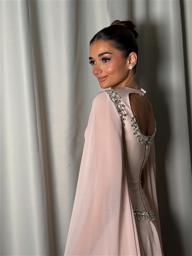 ملك أحمد زاهر بفستان وردي مطرز بكريستالات في حفل جوائز الفضائيات العربية