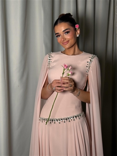 ملك أحمد زاهر بفستان وردي مطرز بكريستالات في حفل جوائز الفضائيات العربية