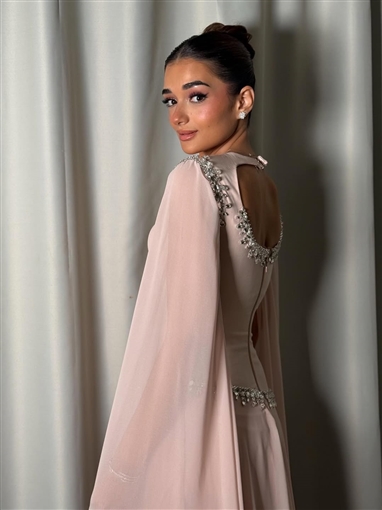 ملك أحمد زاهر بفستان وردي مطرز بكريستالات في حفل جوائز الفضائيات العربية