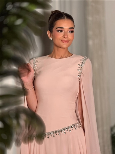 ملك أحمد زاهر بفستان وردي مطرز بكريستالات في حفل جوائز الفضائيات العربية