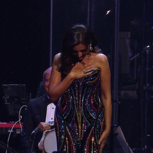  شرطة_الموضة: أنغام بفستان ملون مطرز يدويا في حفلها في لندن ... أجرت عليه بعض التعديلات