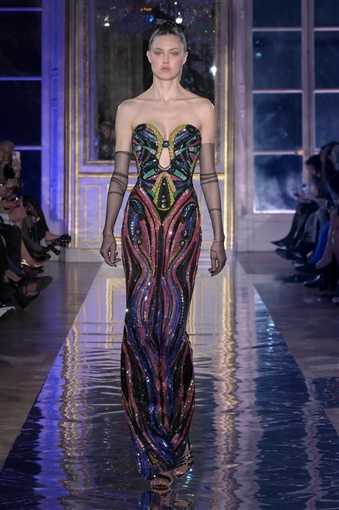  شرطة_الموضة: أنغام بفستان ملون مطرز يدويا في حفلها في لندن ... أجرت عليه بعض التعديلات