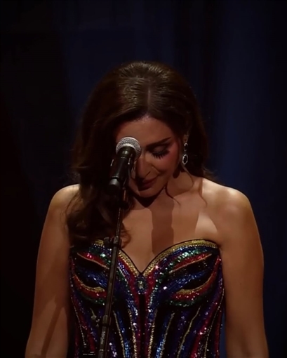  شرطة_الموضة: أنغام بفستان ملون مطرز يدويا في حفلها في لندن ... أجرت عليه بعض التعديلات